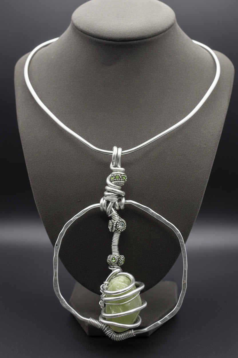 Silver choker with green peridot crystal